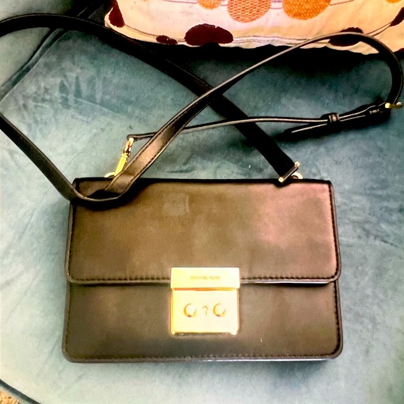 Michael kors envelope bag with long shoulder strap 5 1/2 by 8 in size - Picture 2 of 3
